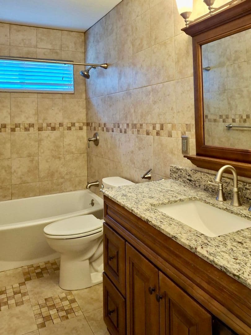 Auburn House: 12155 Norman Lane
