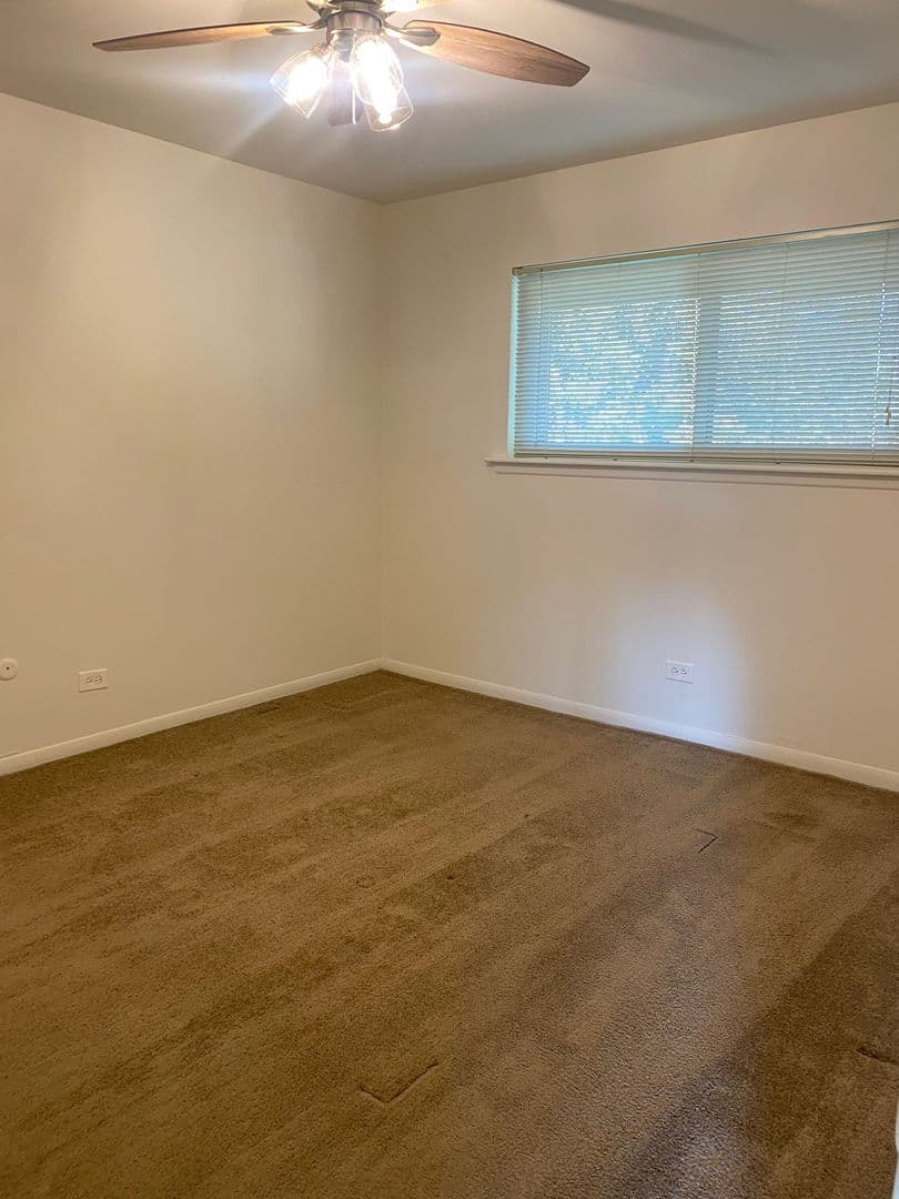 Glen Ellyn Apartment: 1250 Old Bond Ct