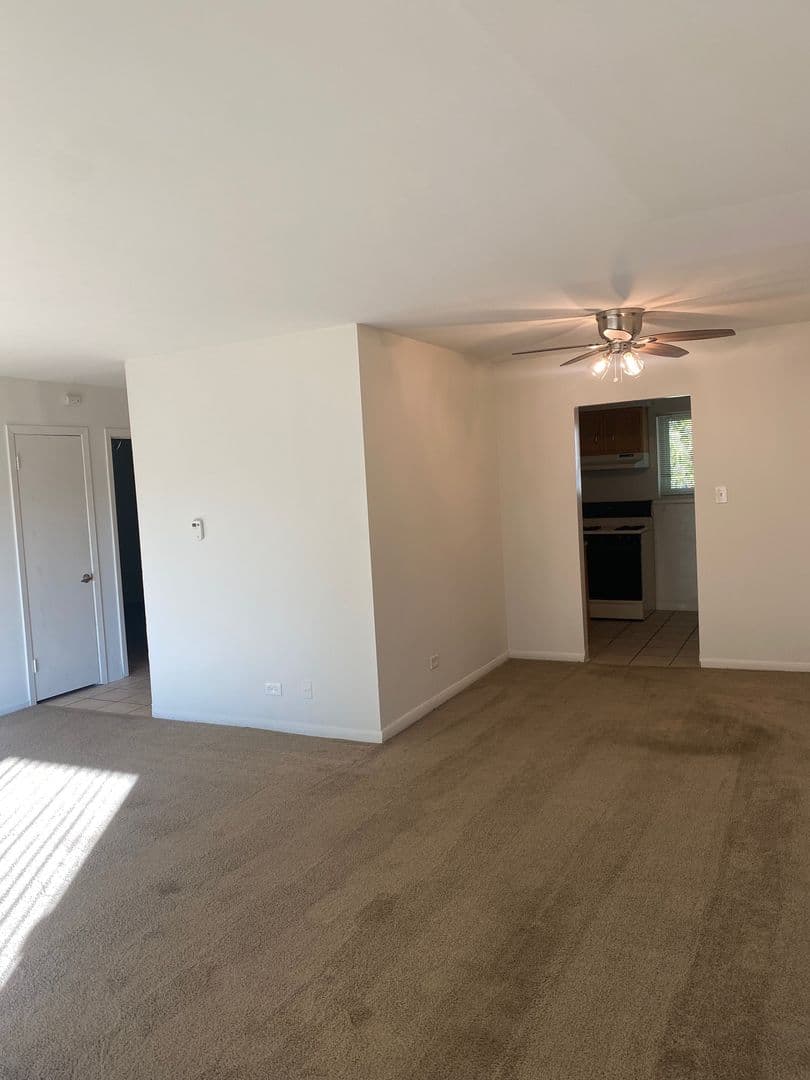 Glen Ellyn Apartment: 1250 Old Bond Ct