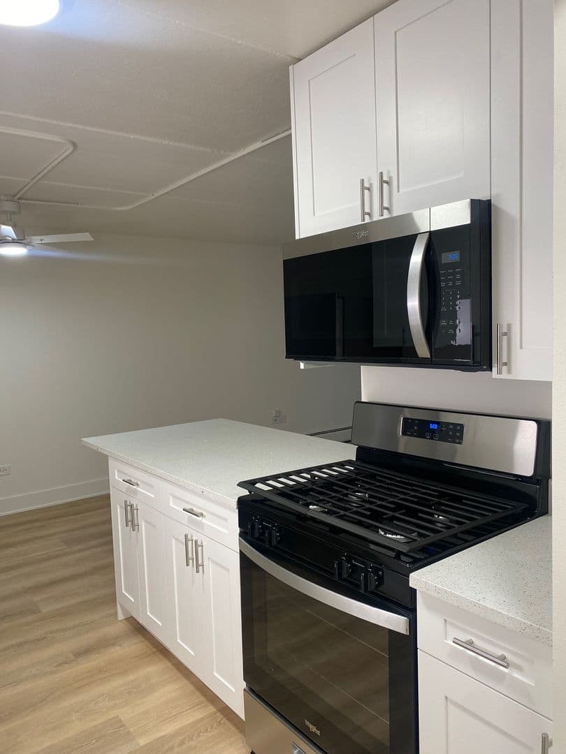 Wheeling Apartment: 62 S. Wolf Road