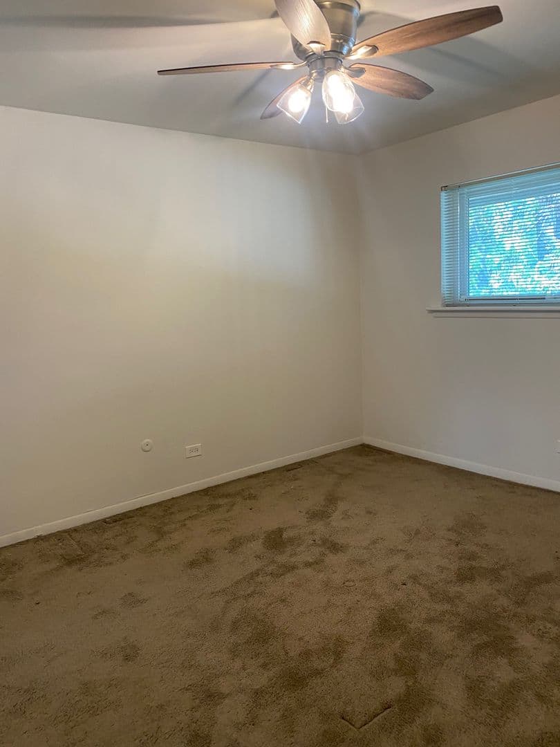 Glen Ellyn Apartment: 1250 Old Bond Ct