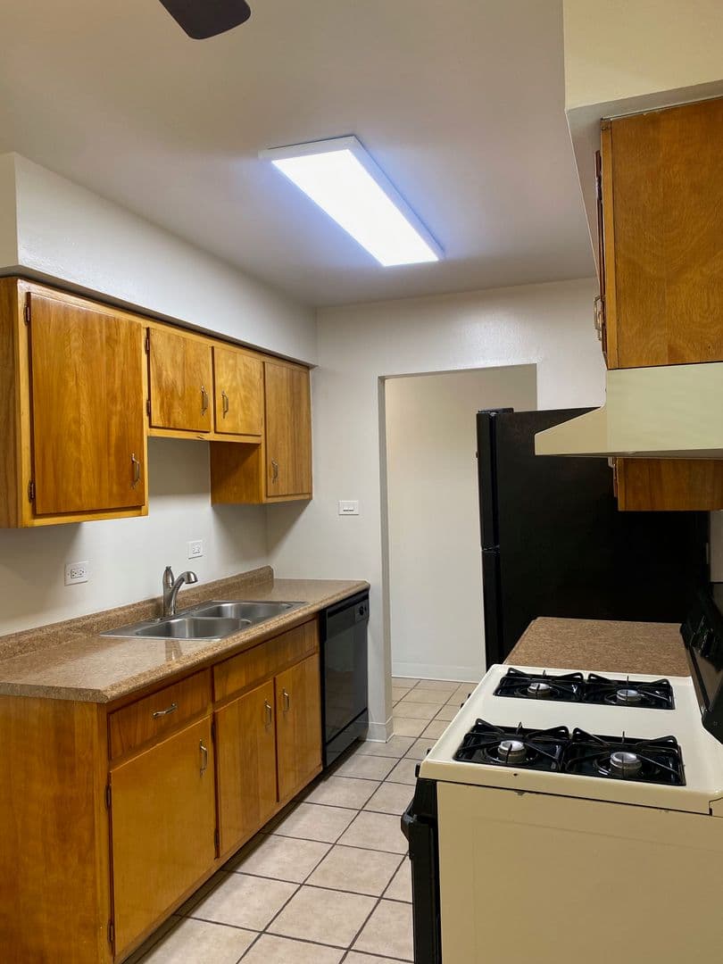 Glen Ellyn Apartment: 1250 Old Bond Ct