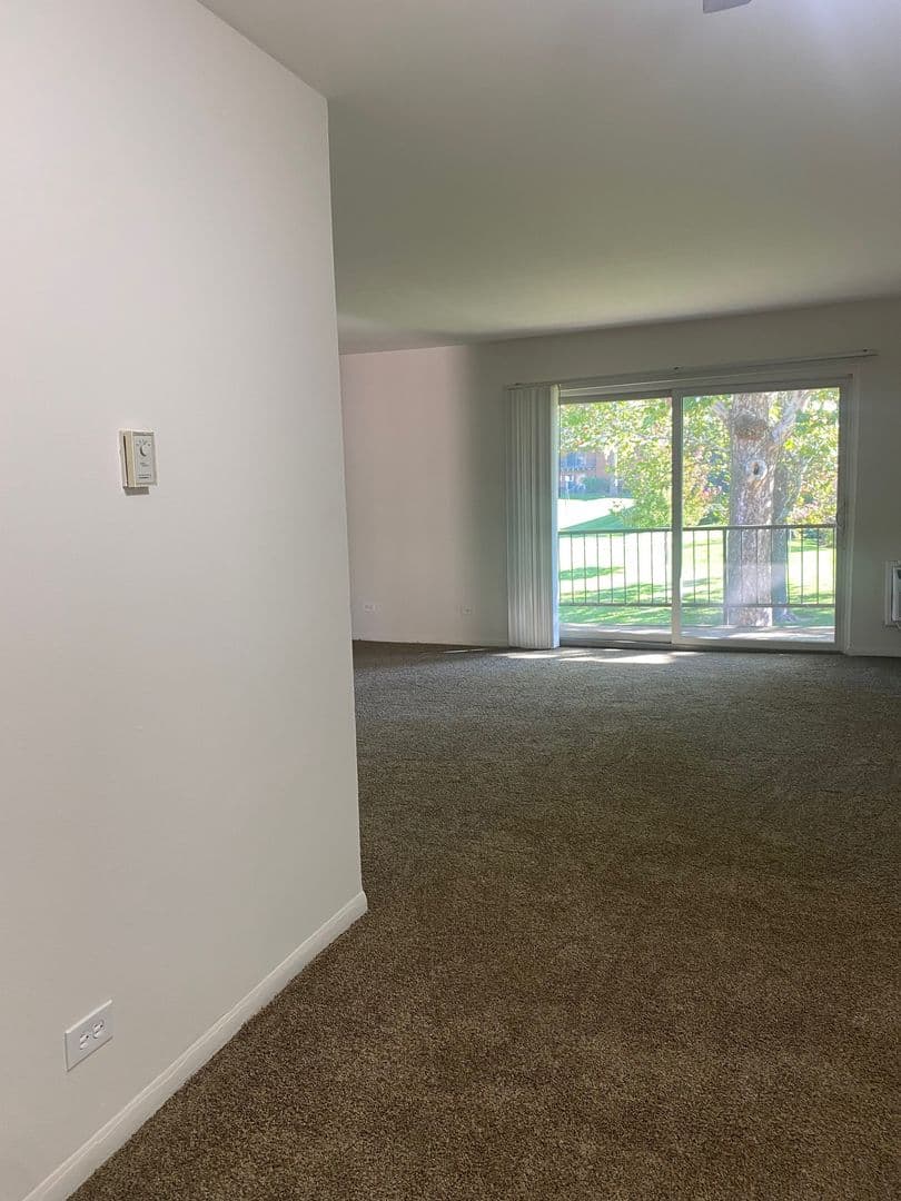 Glen Ellyn Apartment: 1250 Old Bond Ct