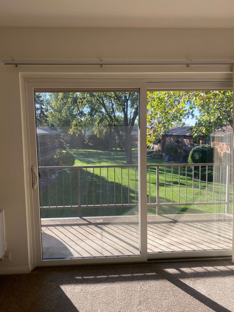 Glen Ellyn Apartment: 1250 Old Bond Ct