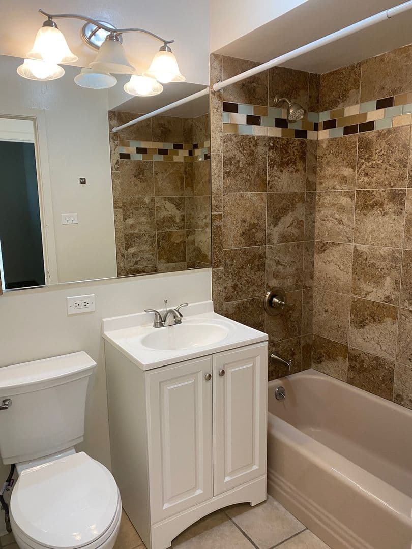 Glen Ellyn Apartment: 1250 Old Bond Ct