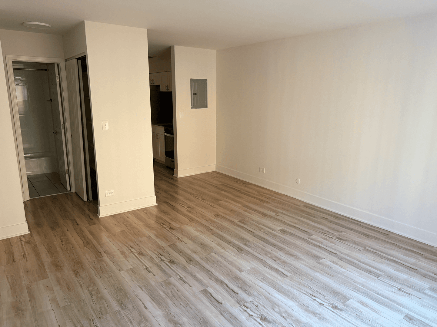 Hillside Apartment: 2121 S. Wolf Road