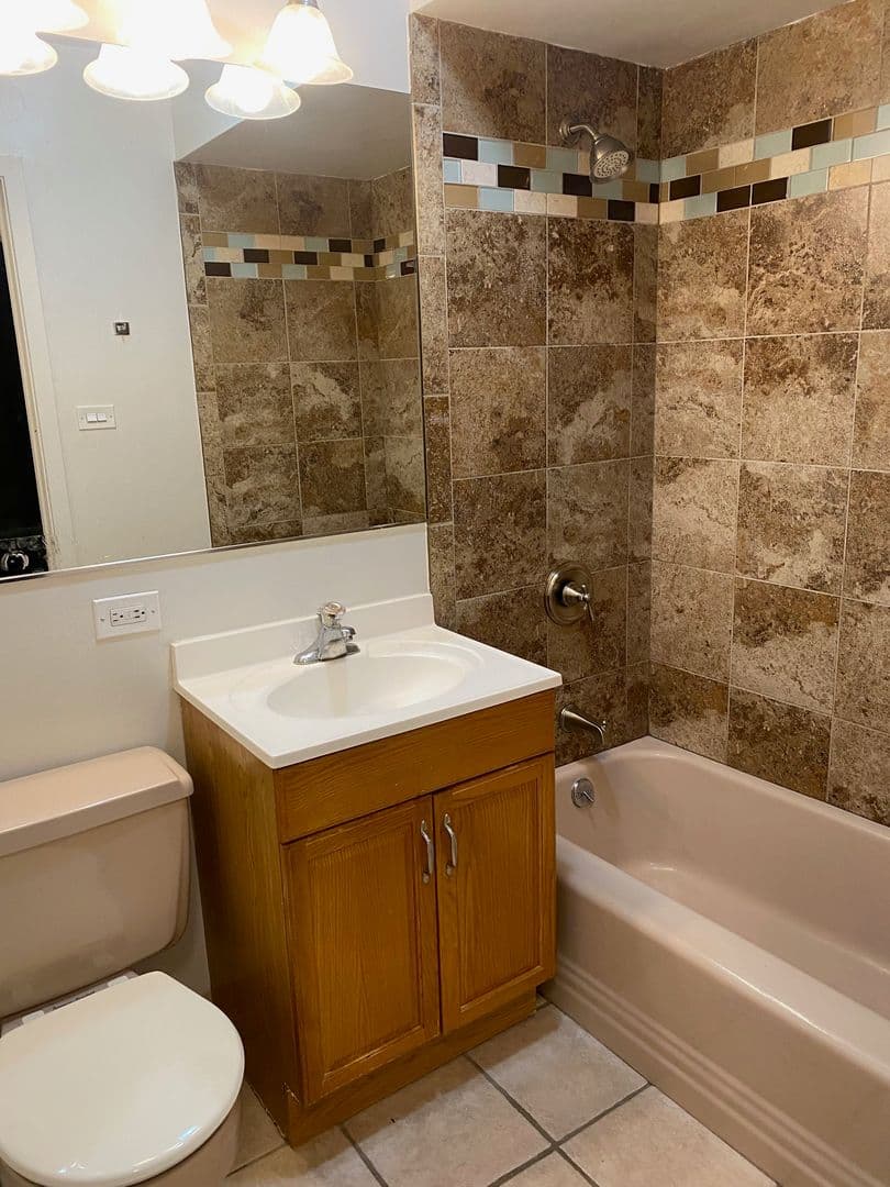 Glen Ellyn Apartment: 1250 Old Bond Ct
