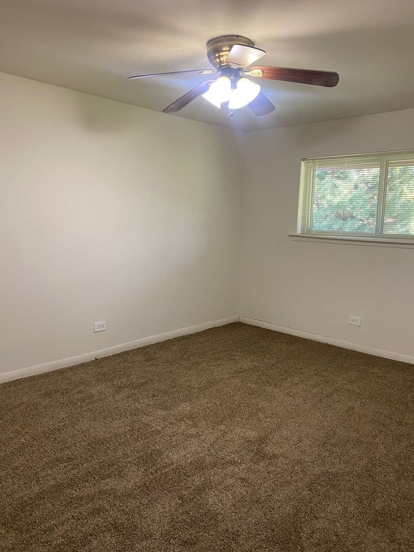 Glen Ellyn Apartment: 1250 Old Bond Ct