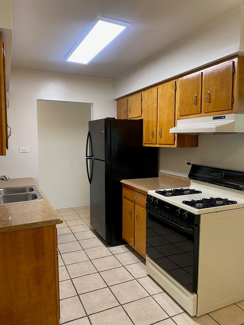 Glen Ellyn Apartment: 1250 Old Bond Ct