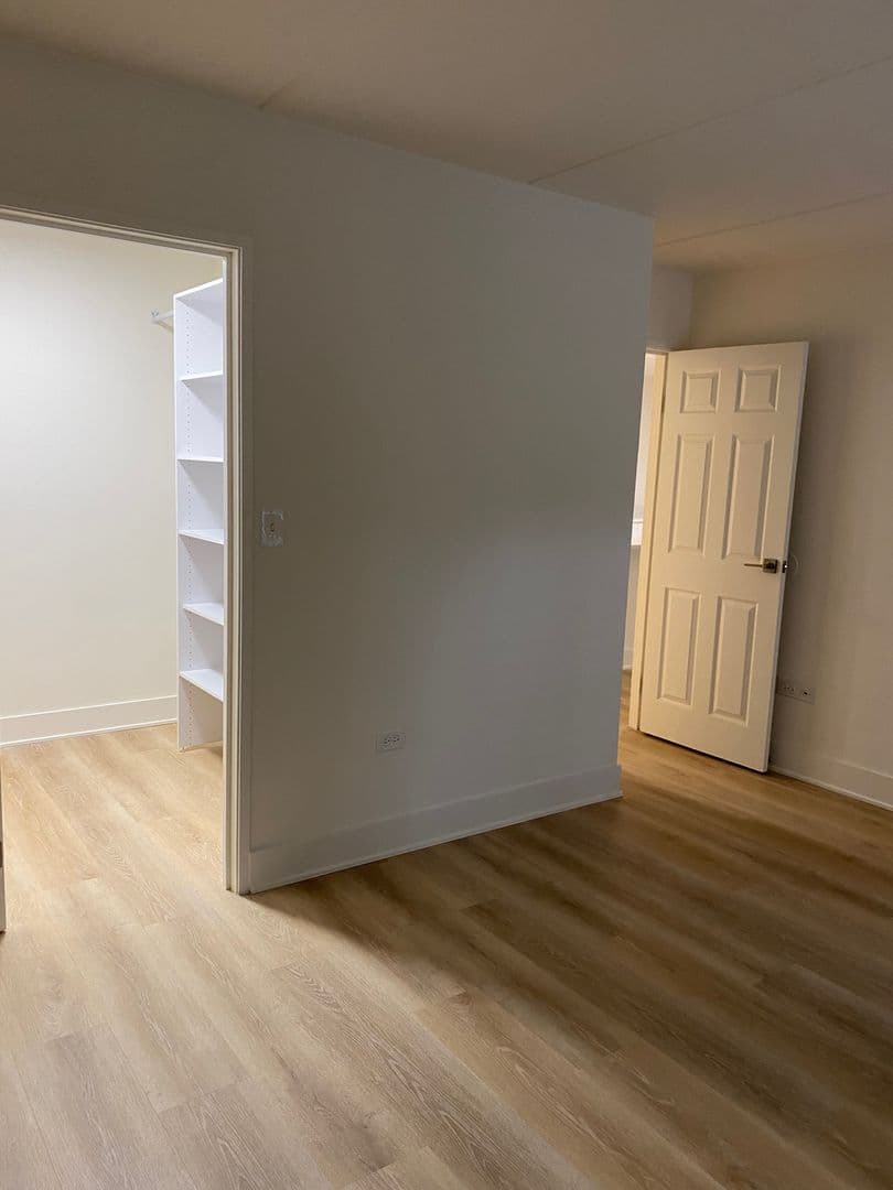 Wheeling Apartment: 62 S. Wolf Road