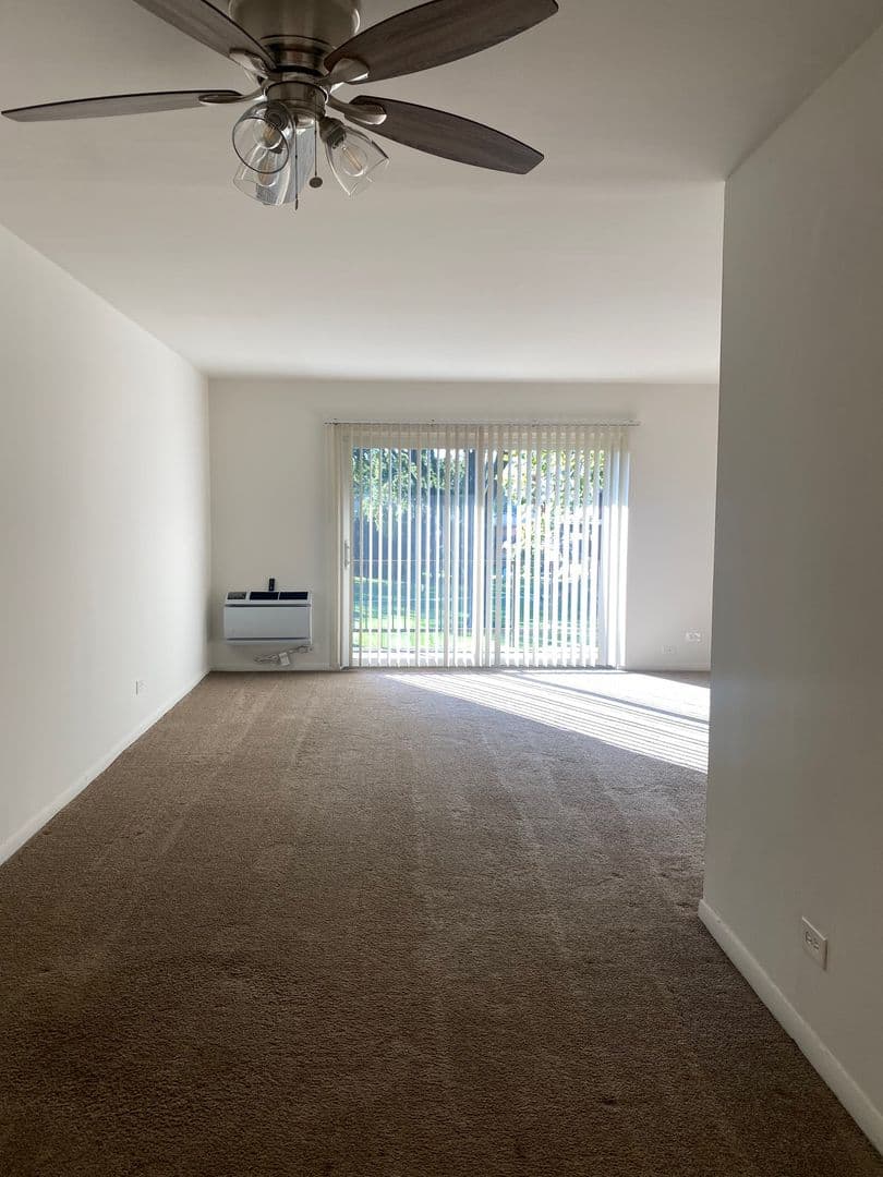 Glen Ellyn Apartment: 1250 Old Bond Ct
