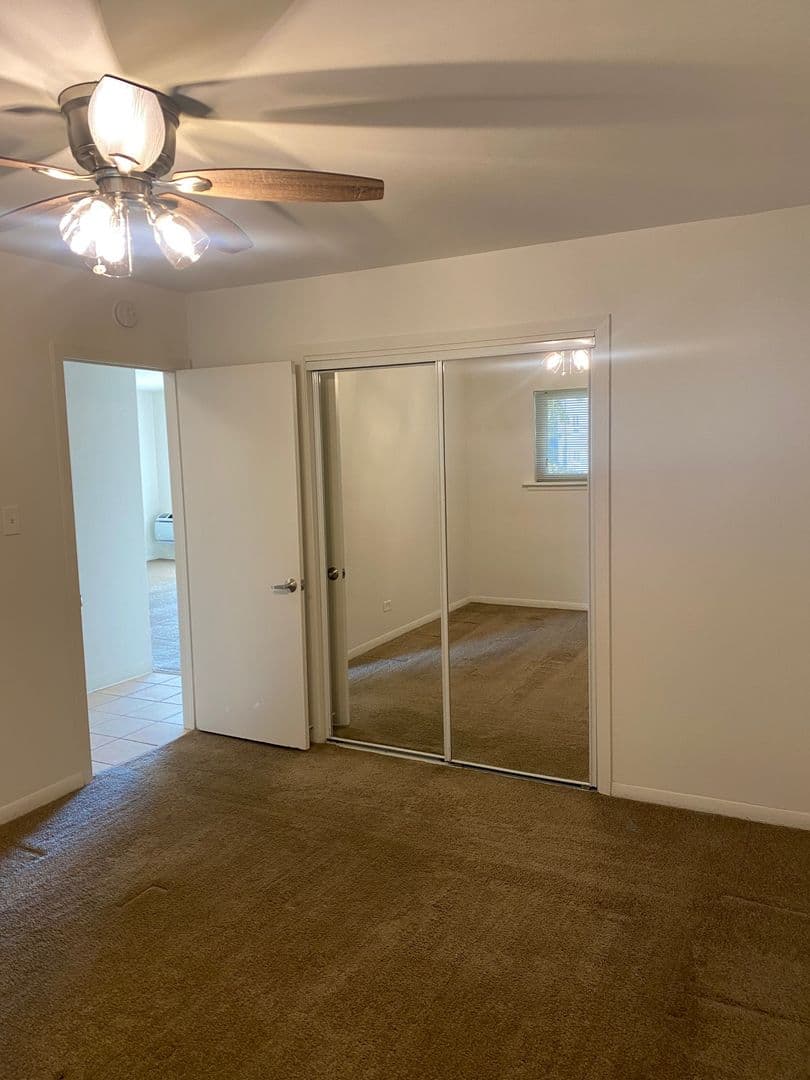 Glen Ellyn Apartment: 1250 Old Bond Ct
