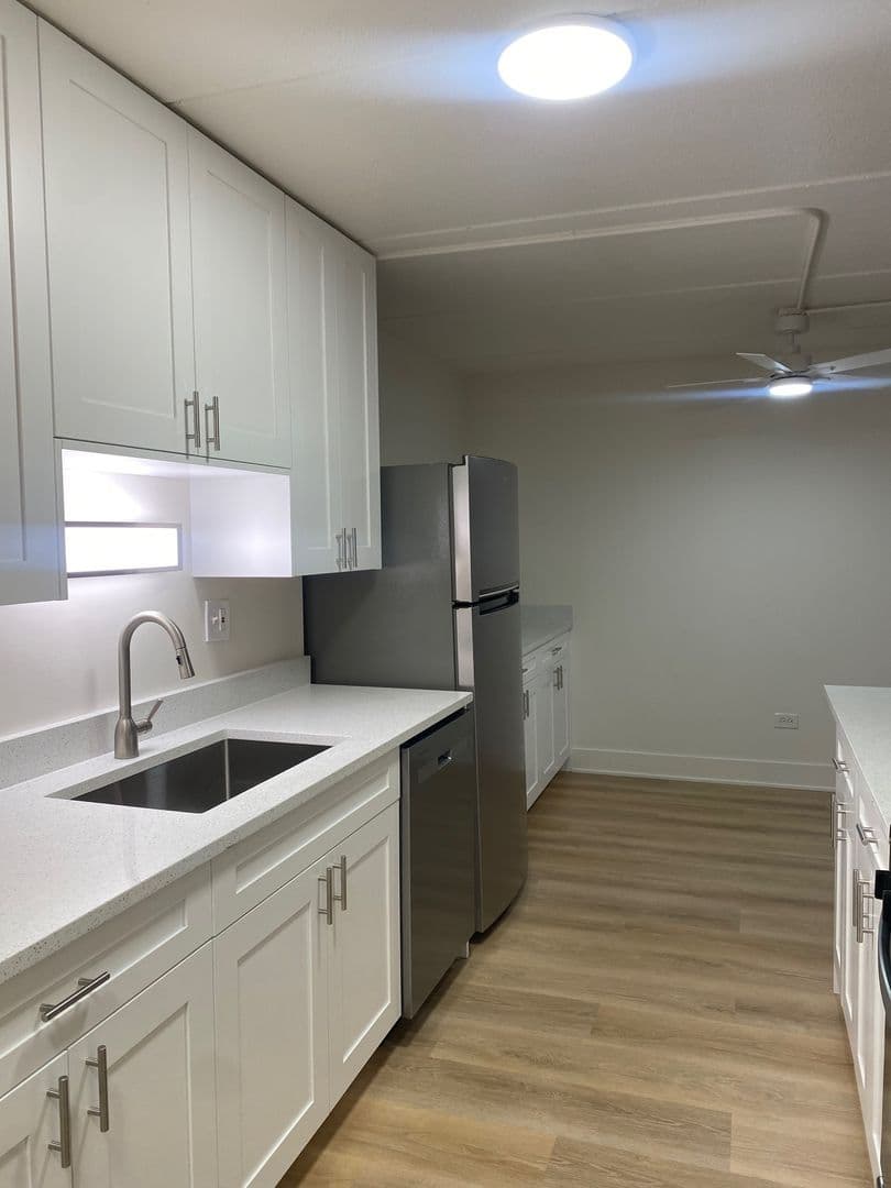 Wheeling Apartment: 62 S. Wolf Road