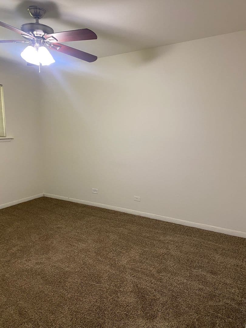 Glen Ellyn Apartment: 1250 Old Bond Ct