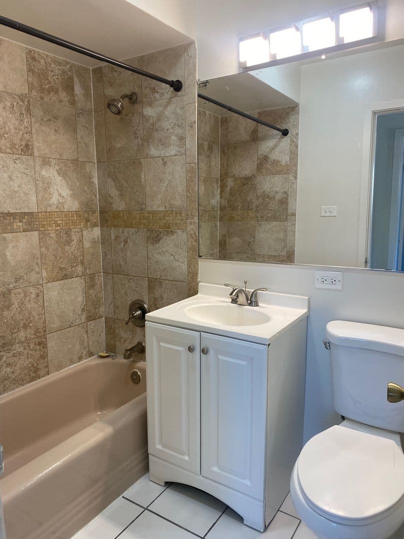 Glen Ellyn Apartment: 1250 Old Bond Ct
