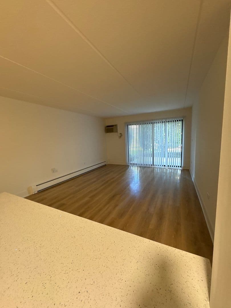 Wheeling Apartment: 62 S. Wolf Road
