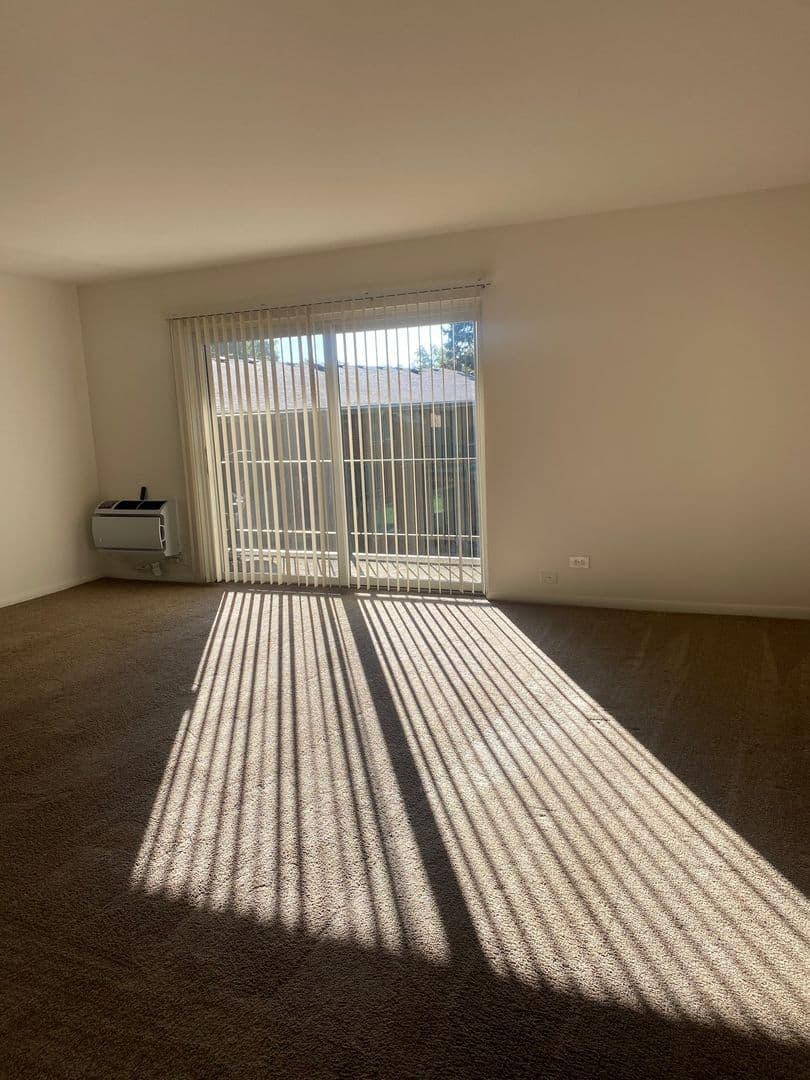 Glen Ellyn Apartment: 1250 Old Bond Ct