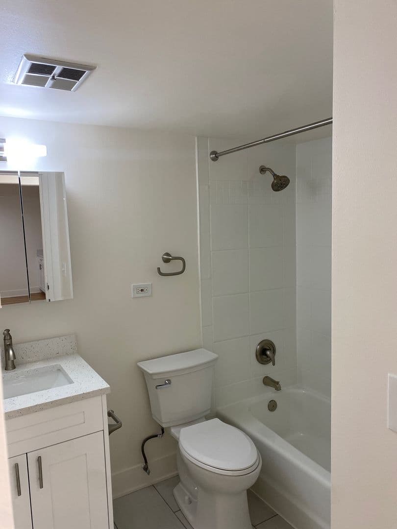 Wheeling Apartment: 62 S. Wolf Road