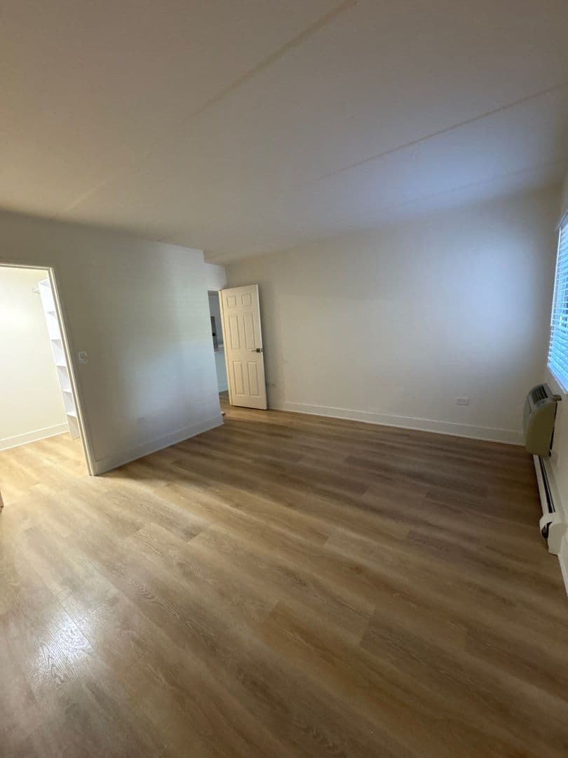 Wheeling Apartment: 62 S. Wolf Road