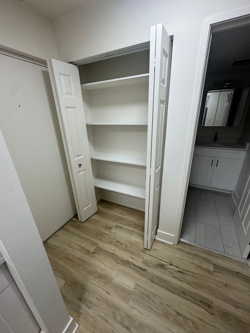 Wheeling Apartment: 62 S. Wolf Road