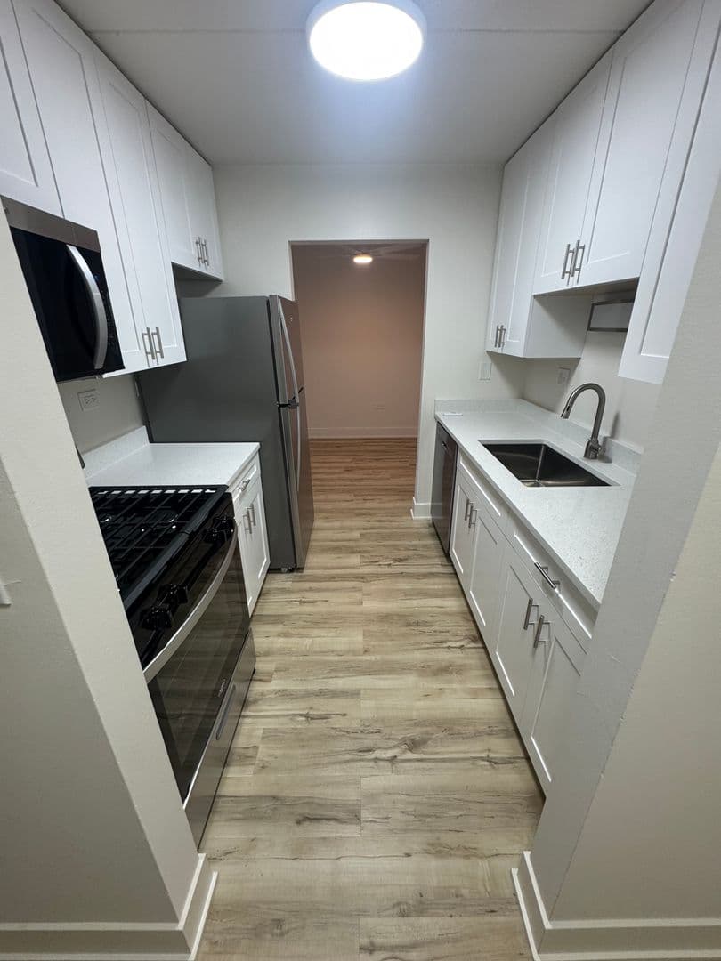 Wheeling Apartment: 62 S. Wolf Road