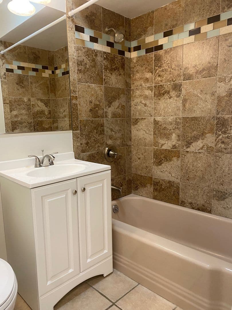 Glen Ellyn Apartment: 1250 Old Bond Ct