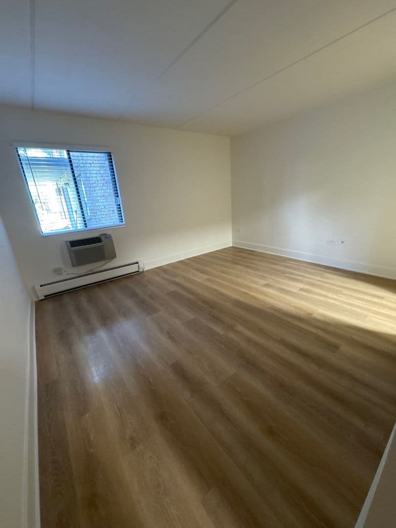 Wheeling Apartment: 62 S. Wolf Road