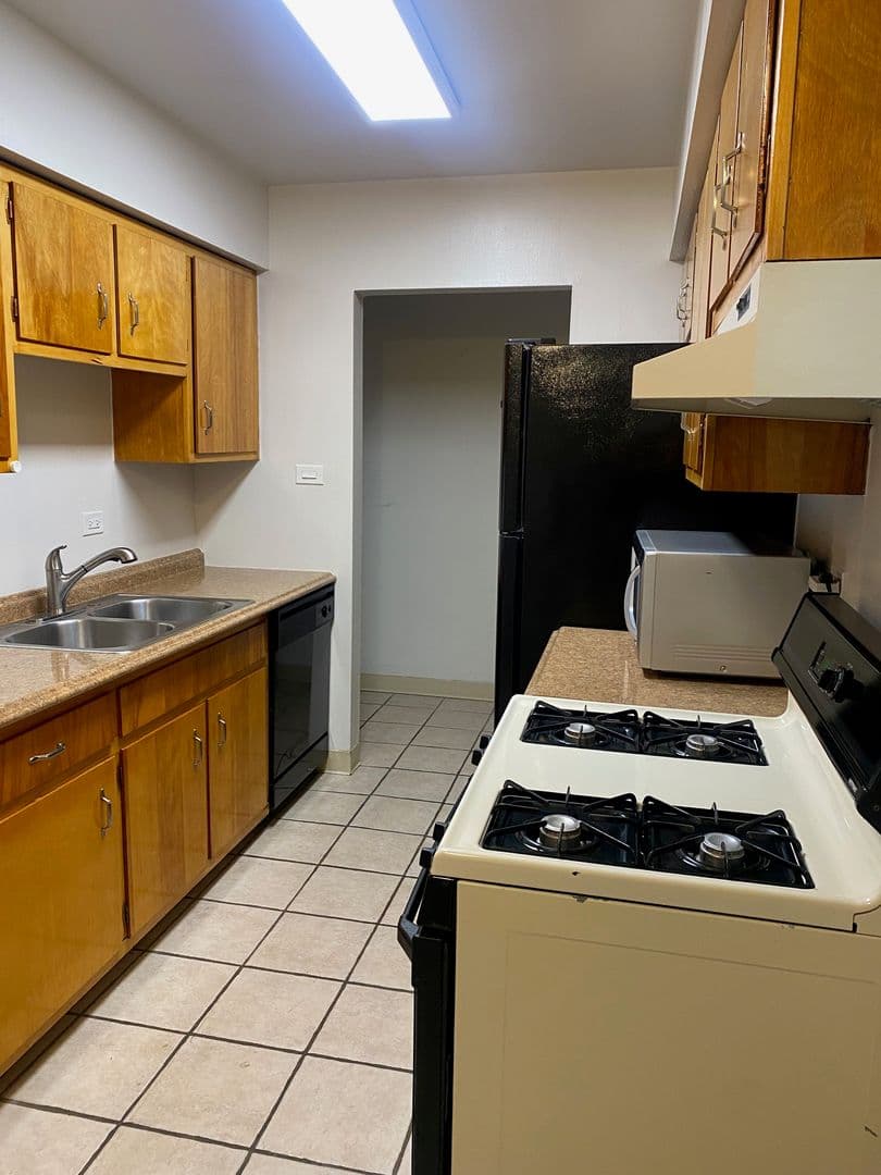 Glen Ellyn Apartment: 1250 Old Bond Ct