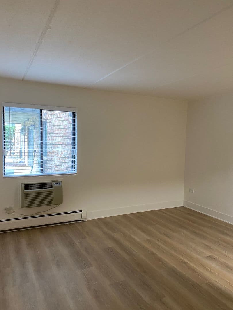 Wheeling Apartment: 62 S. Wolf Road