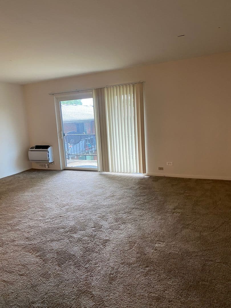 Glen Ellyn Apartment: 1250 Old Bond Ct