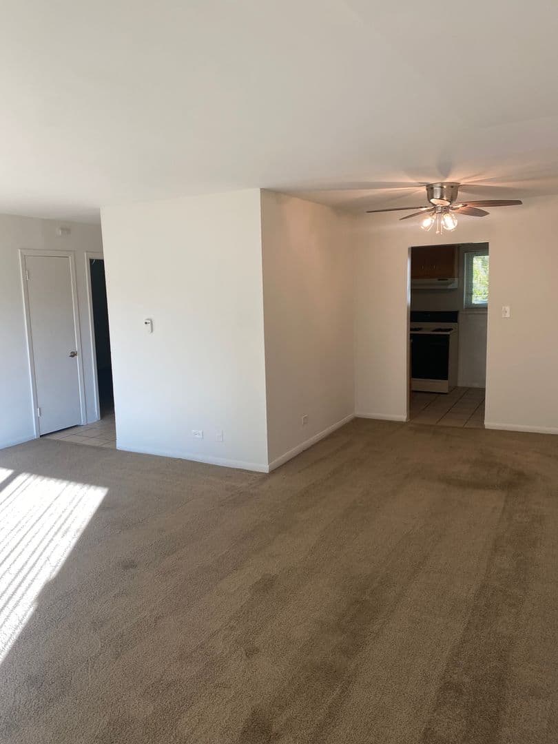 Glen Ellyn Apartment: 1250 Old Bond Ct
