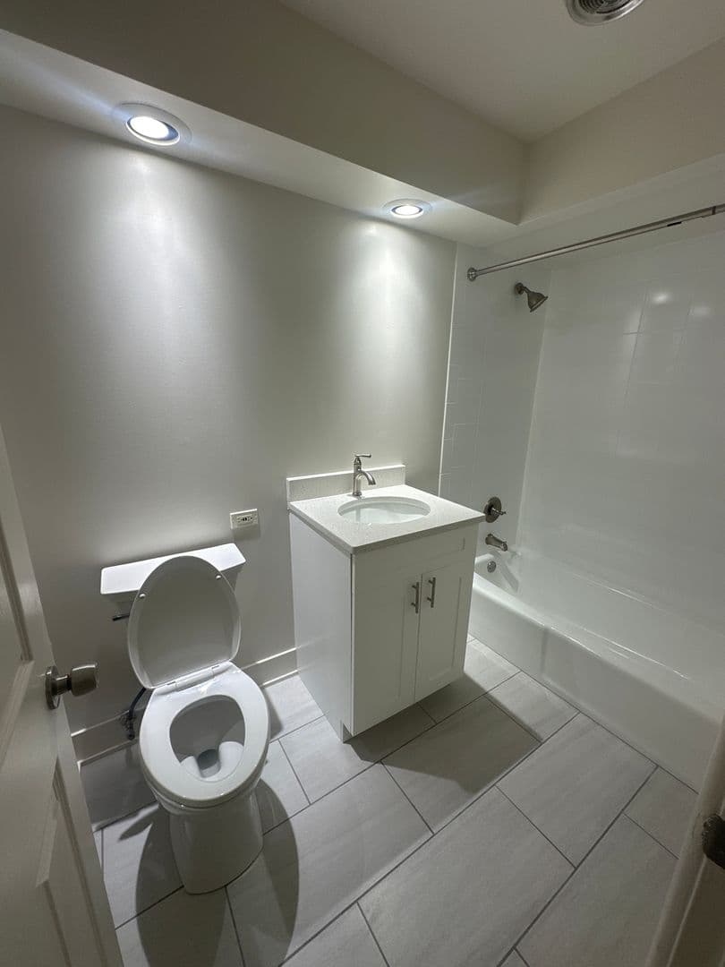 Hillside Apartment: 2121 S. Wolf Road