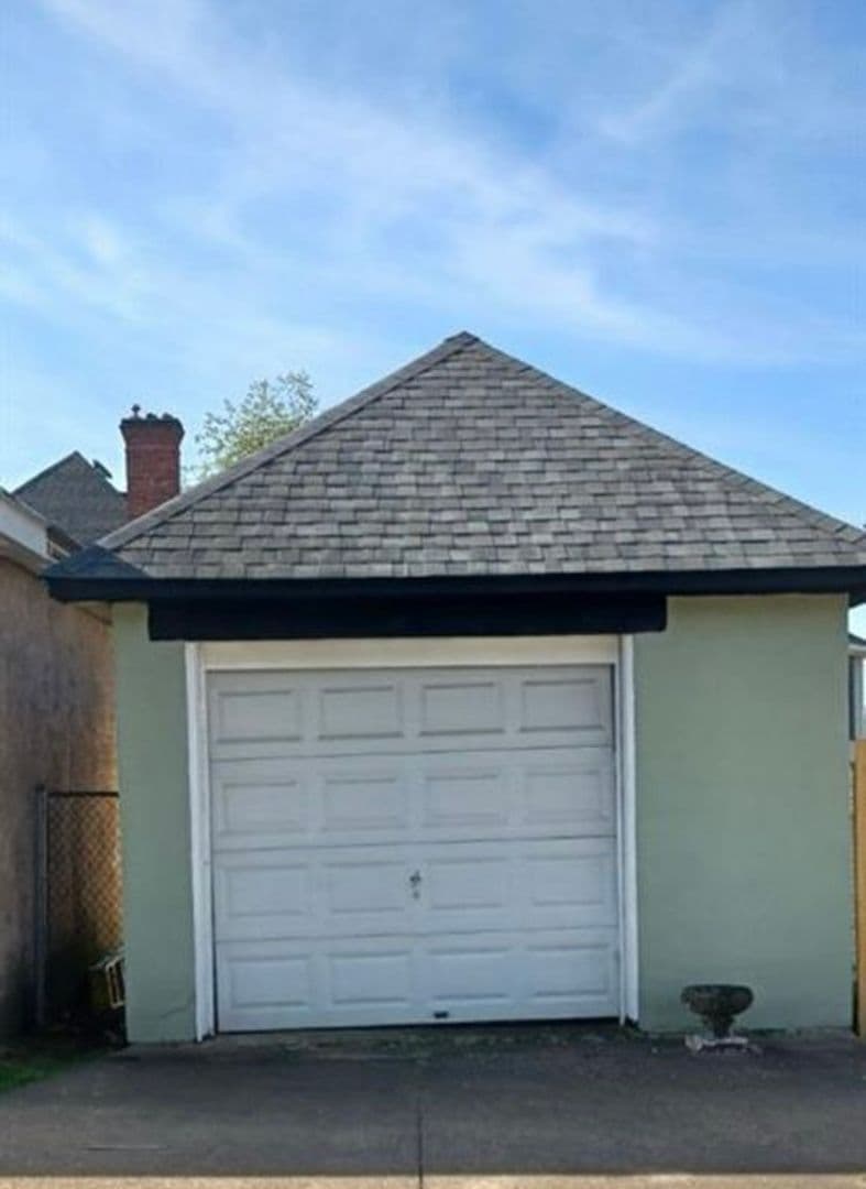 Pittsburgh House: 204 Superior Ave