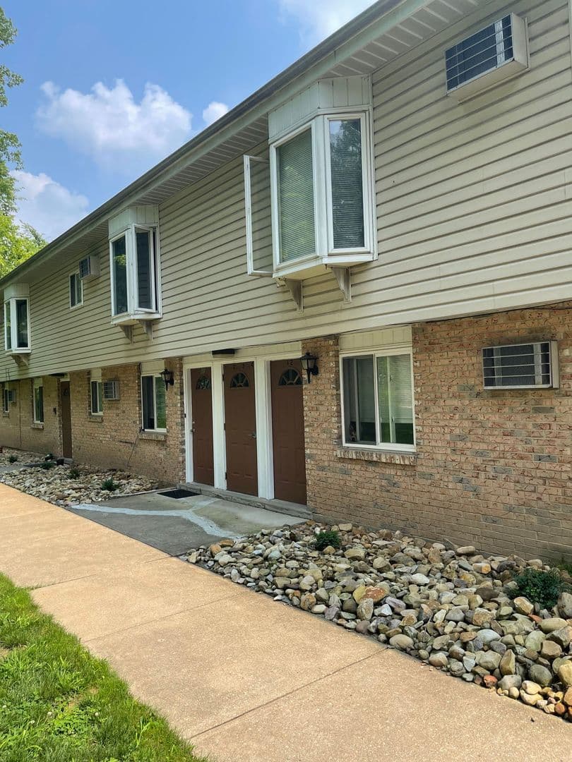 Cheswick Apartment: 1-12 Locust Hill Dr