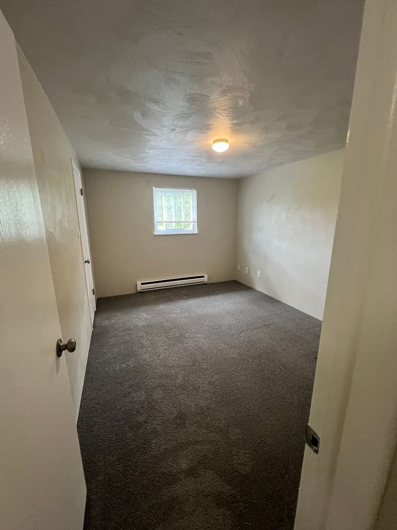 Cheswick Apartment: 101-402 Locust Hill Road