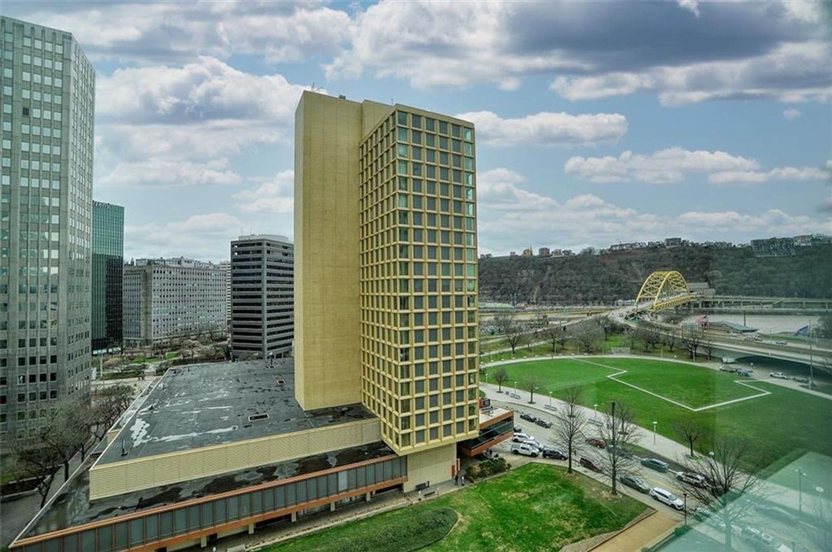 Pittsburgh Condo: 320 Fort Duquesne Blvd