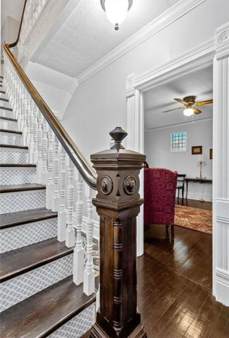 Pittsburgh House: 204 Superior Ave