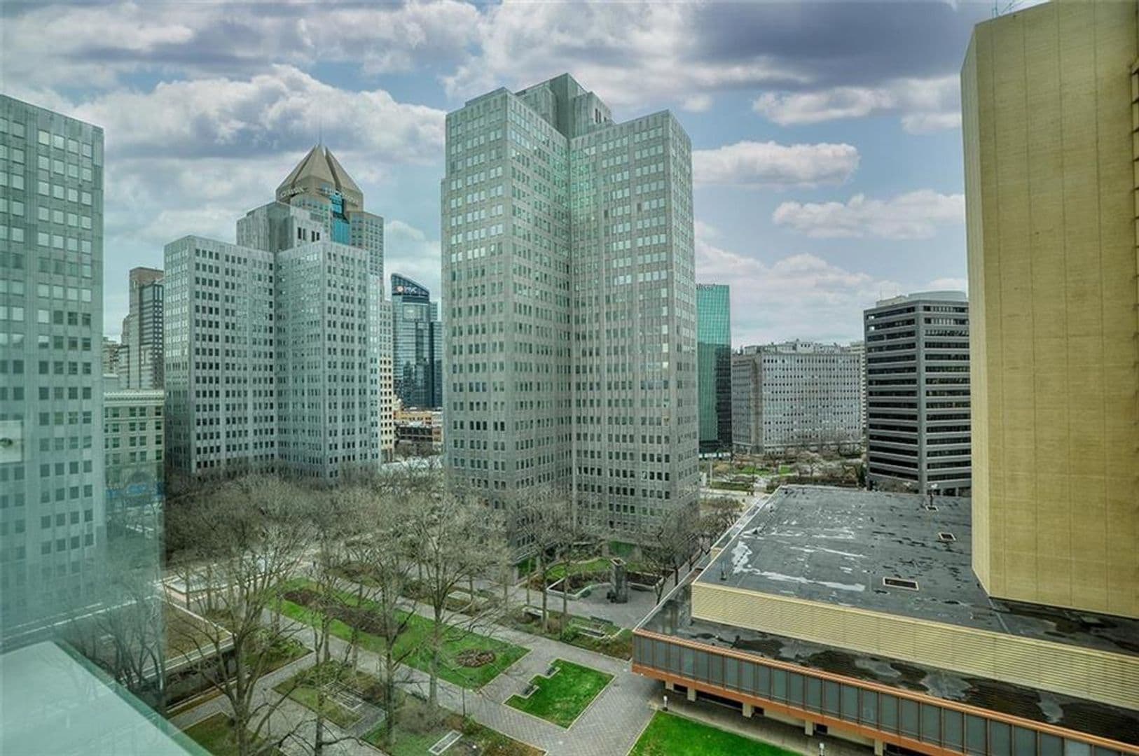 Pittsburgh Condo: 320 Fort Duquesne Blvd