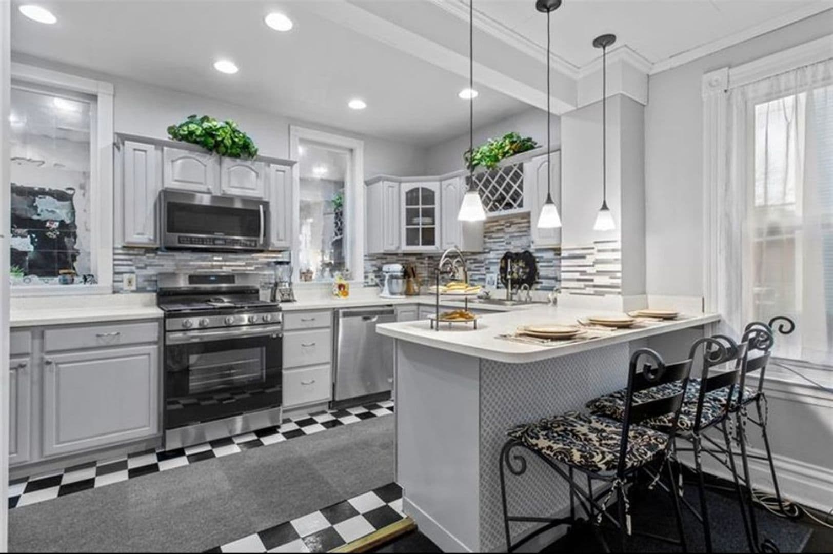 Pittsburgh House: 204 Superior Ave