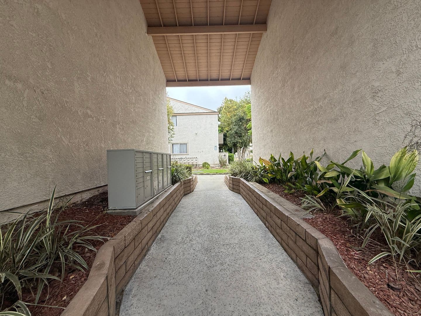 Garden Grove Apartment: 13882 Clinton Street