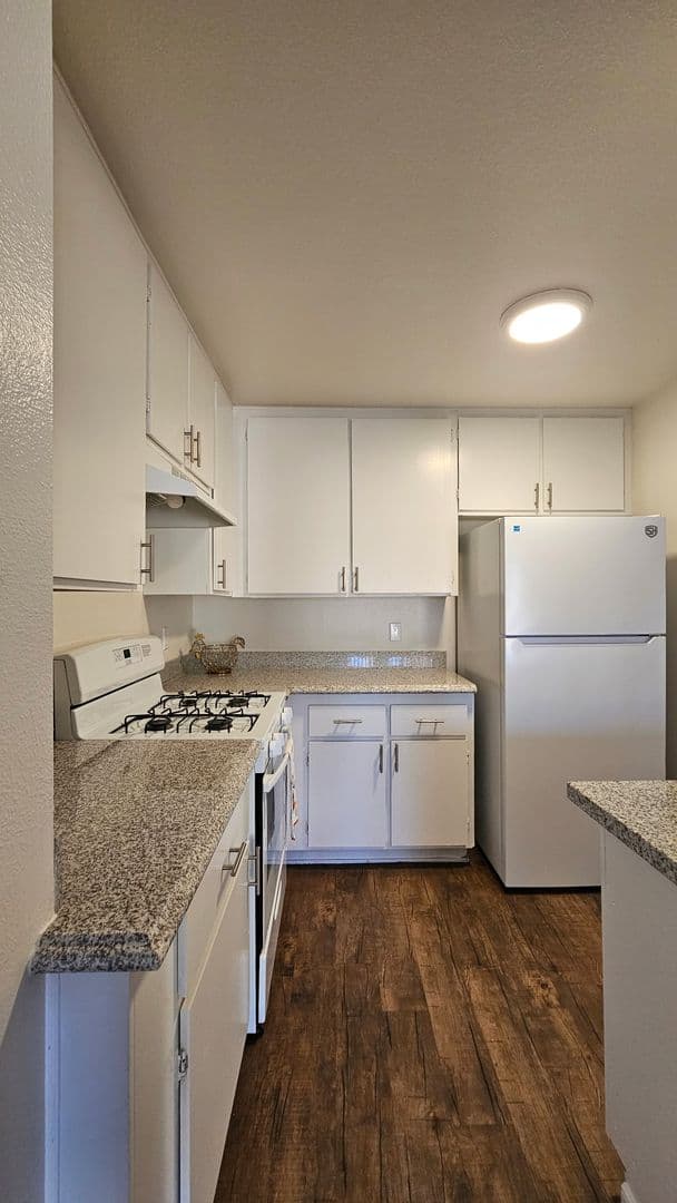 Garden Grove Apartment: 13882 Clinton Street