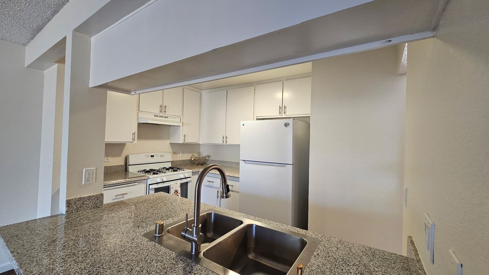 Garden Grove Apartment: 13882 Clinton Street