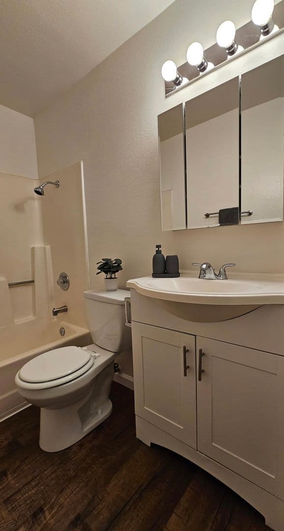 Garden Grove Apartment: 13882 Clinton Street