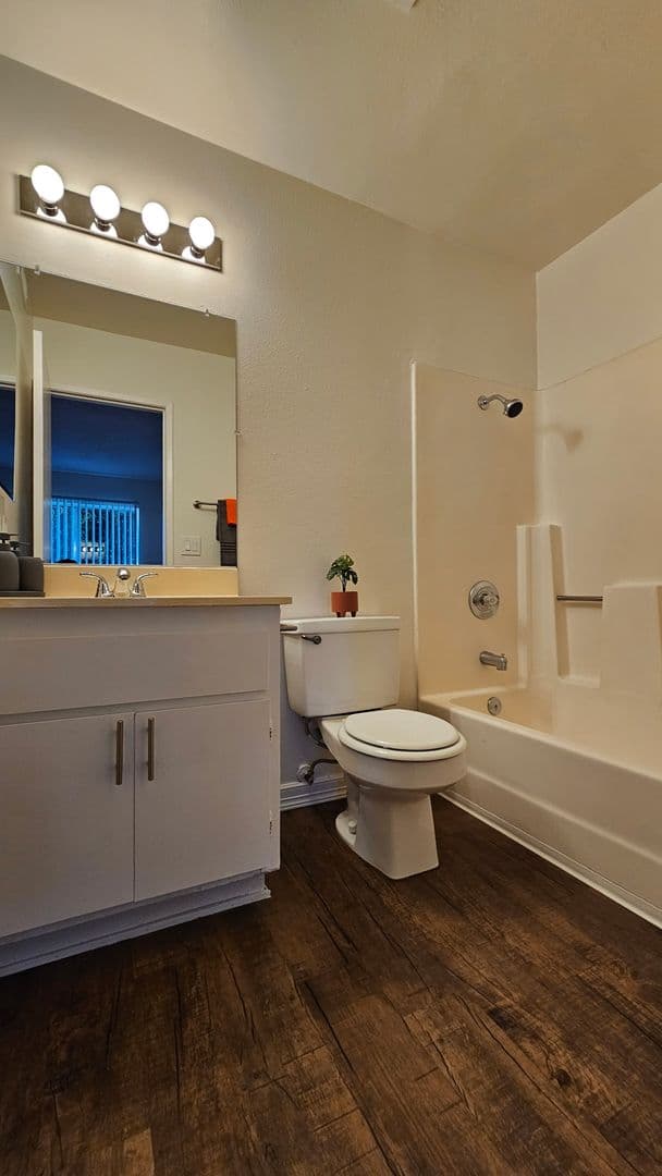 Garden Grove Apartment: 13882 Clinton Street