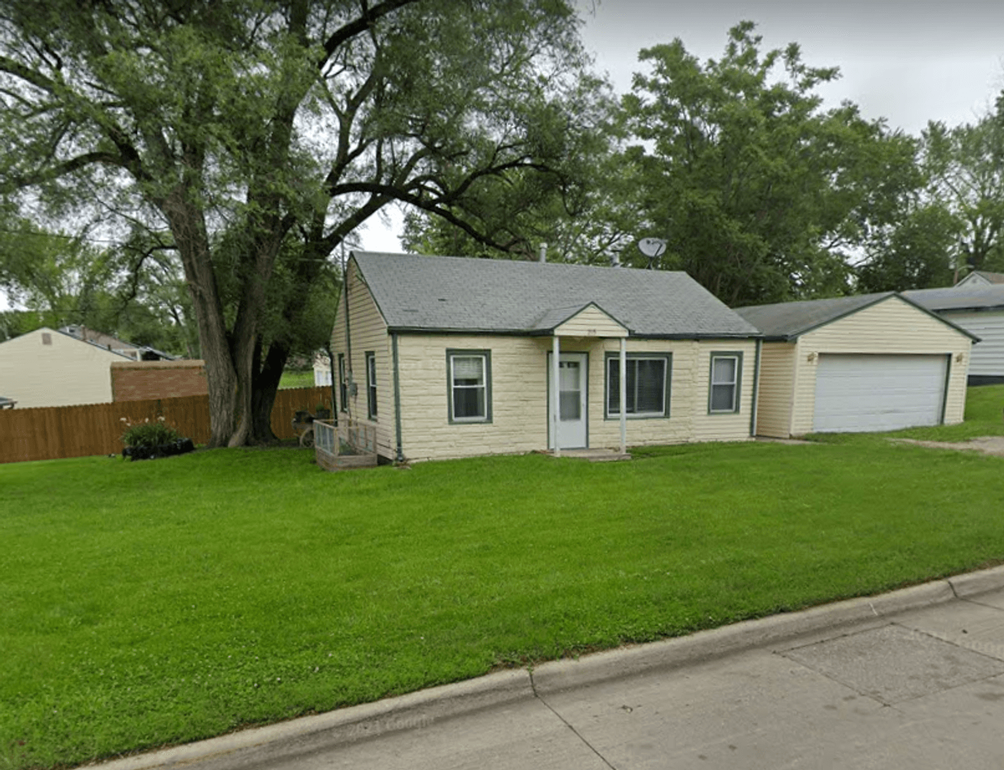 Des Moines House: 215 Leland Avenue