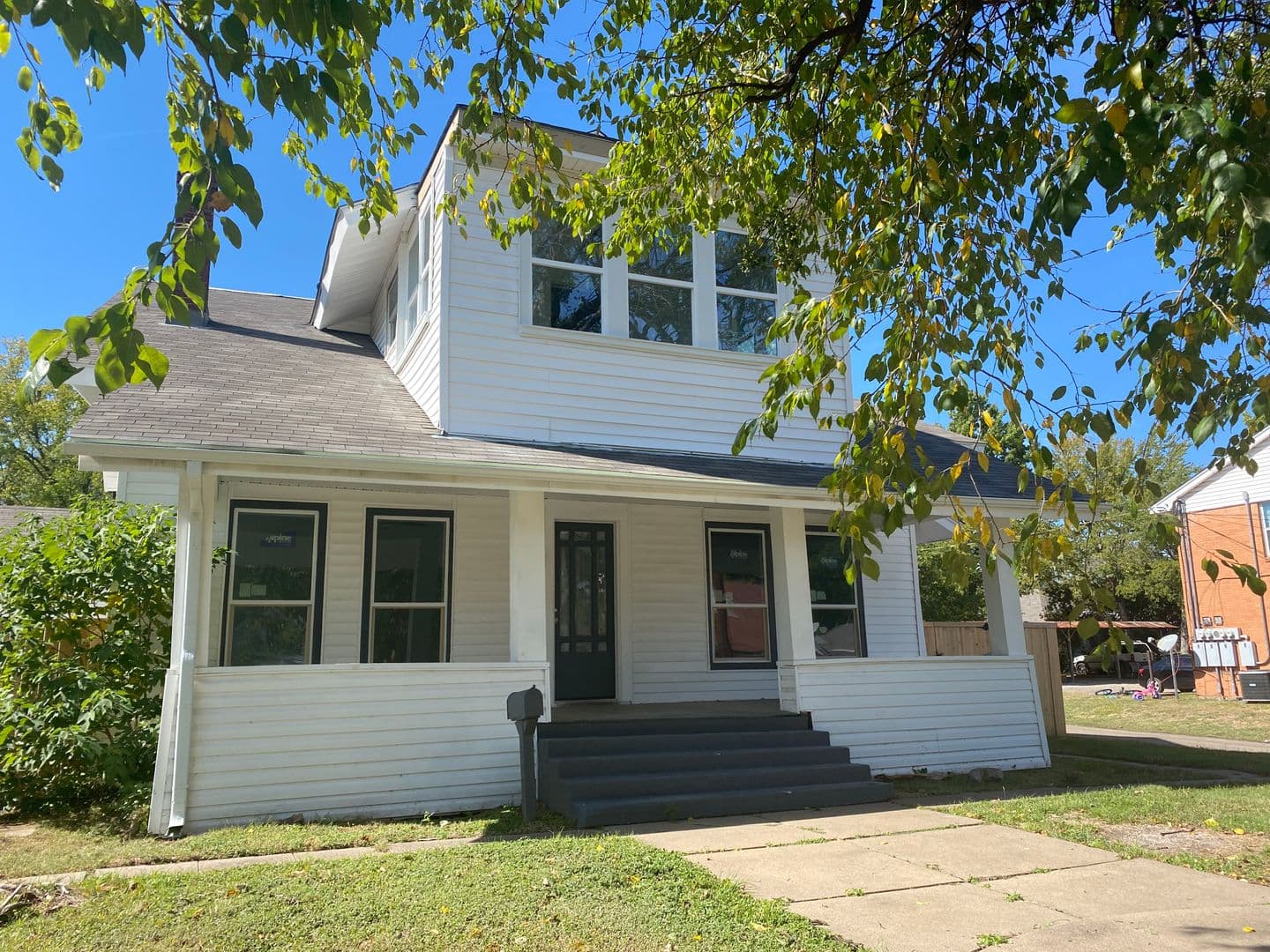 Sherman Apartment: 702/704 S. Montgomery St.