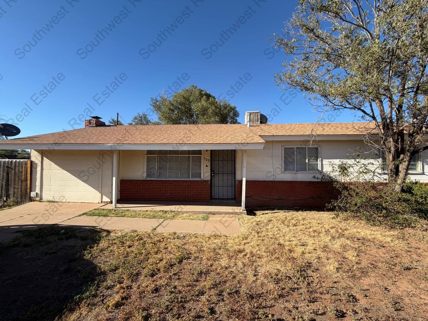 Clovis House: 700 W. Manana Blvd