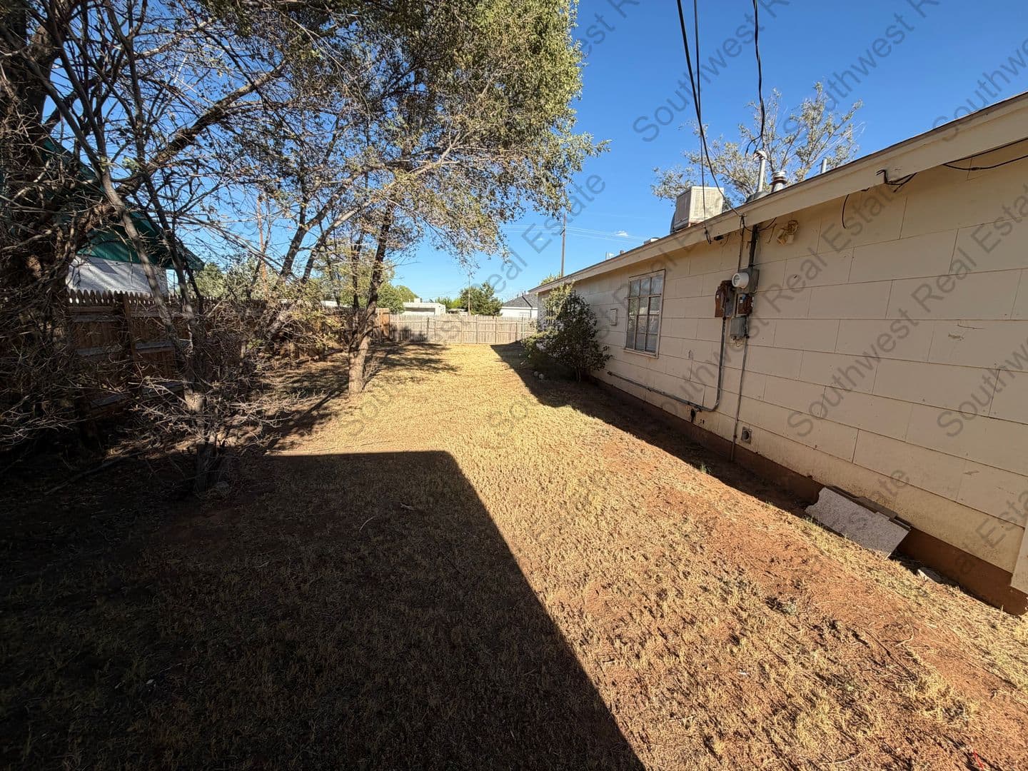 Clovis House: 700 W. Manana Blvd