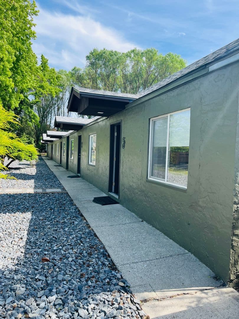 Gold Hill Apartment: 5333 Rogue River Hwy.