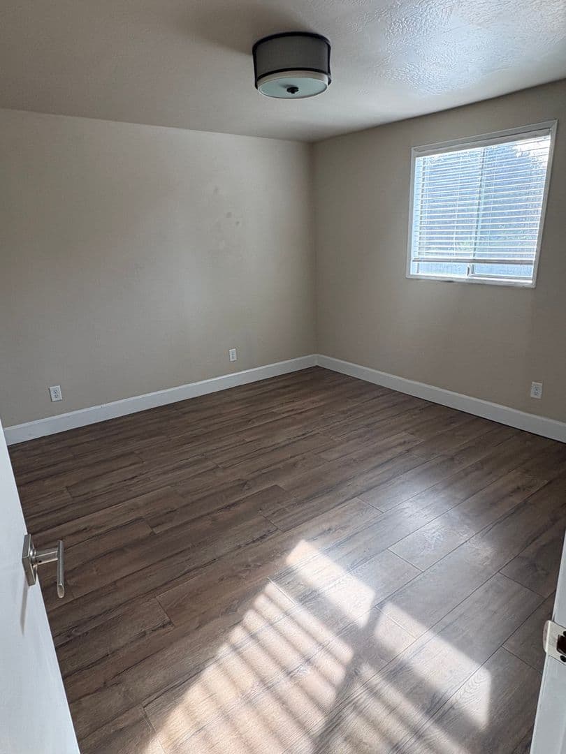 Medford Apartment: 3121 Table Rock Rd